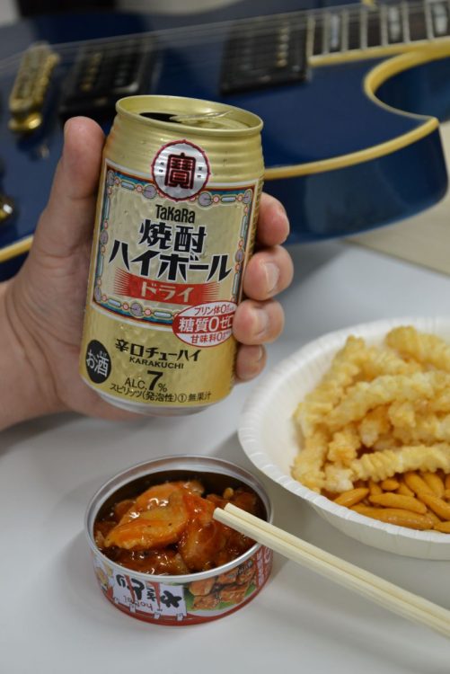 乾き物をつまみにいつもの焼酎ハイボール。客が1本また1本と冷蔵庫から取り出し飲んでいる