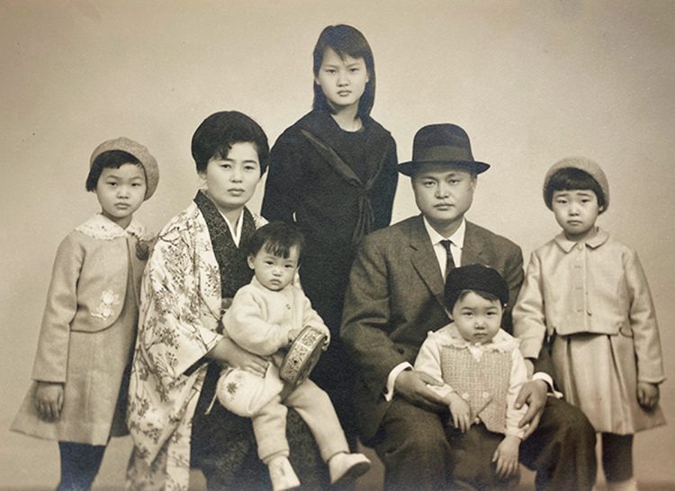 2歳の頃に撮影された家族写真。母の膝の上にいるのが南。