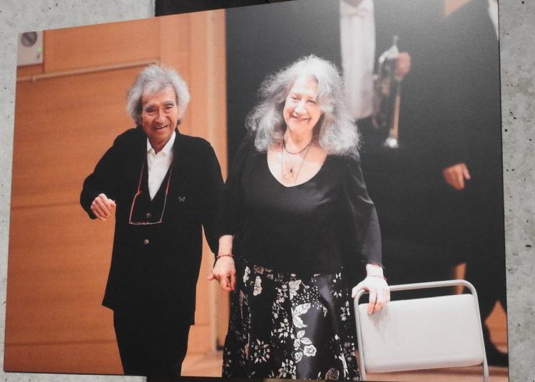 会場には、征爾さんとピアニストのマルタ・アルゲリッチさんの写真も