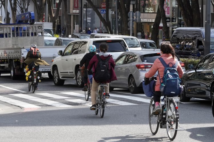 車道を走る自転車（イメージ、時事通信フォト）