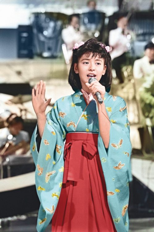 大ブームを巻き起こしたファッションで歌う『はいからさんが通る』（1988年1月21日） 。写真／TBSテレビ