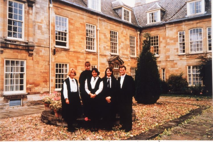 オックスフォード大学留学中、ベリオール・カレッジにて。中央が雅子さま（1988年10月。イギリス。宮内庁提供）
