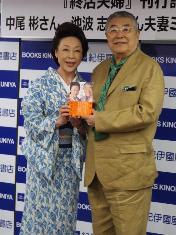 『終活夫婦』の刊行記念トークショーを開いた中尾さん（右）と池波（2018年）
