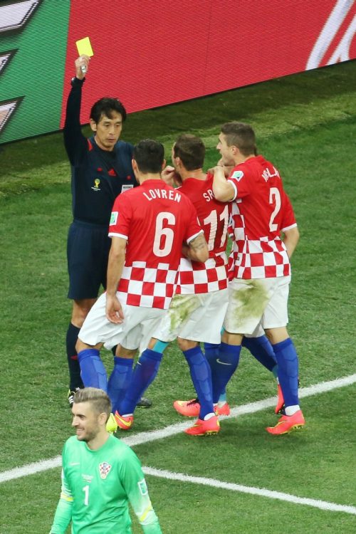 2014年W杯開幕戦（ブラジル-クロアチア）でPK判定を下しクロアチア選手に詰め寄られる西村主審（時事通信フォト）