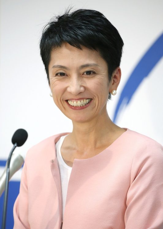 2016年、記者会見する民進党の蓮舫代表（当時、時事通信フォト）