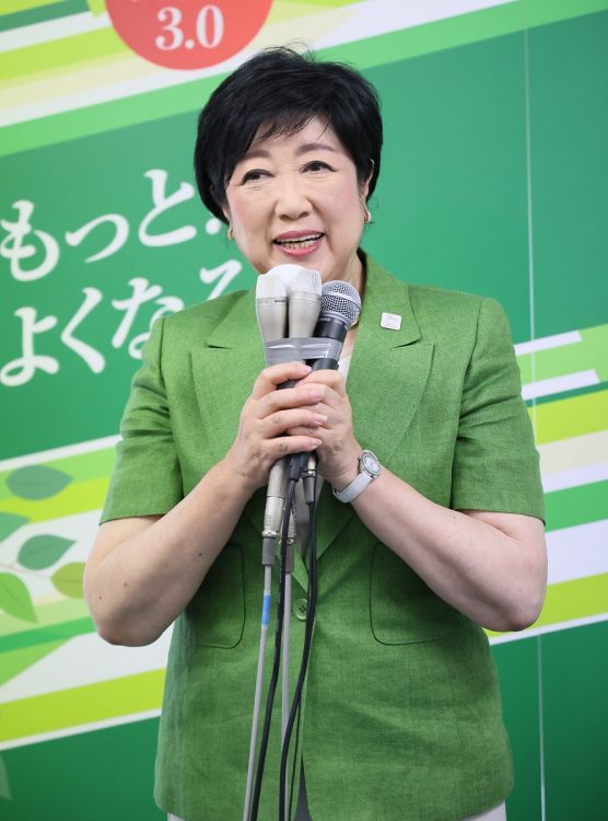 東京都知事選が告示され、出発式に臨む小池百合子知事（時事通信フォト）