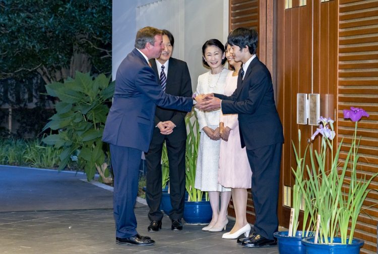 ギヨーム皇太子とがっちり握手（2024年6月、東京・港区。写真／宮内庁提供）