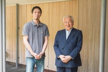 次男の池内万平氏（左）と伊丹プロダクション会長の玉置泰氏（右）