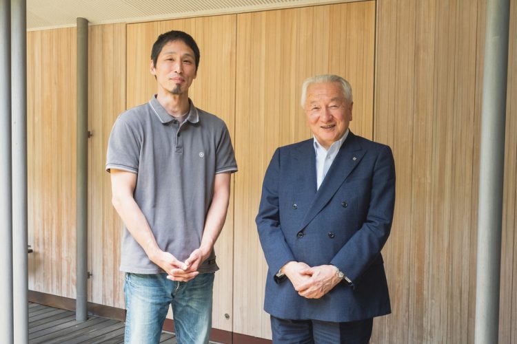 次男の池内万平氏（左）と伊丹プロダクション会長の玉置泰氏（右）