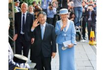 天皇皇后両陛下　1年9か月ぶりのイギリス訪問で披露された、見事な“ペールブルー”のリンクコーデ