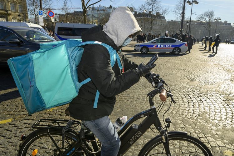 スマートフォンを見ながら自転車を操るのは難しい（イメージ、Hans Lucas via AFP時事通信フォト）