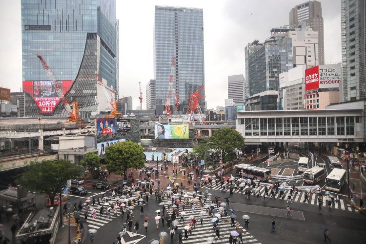 通勤ラッシュで混雑する駅や、渋谷のスクランブル交差点など、大勢の人がいっせいに行き交う様子がSNSで注目をあつめ外国人観光客に人気だ（時事通信フォト）