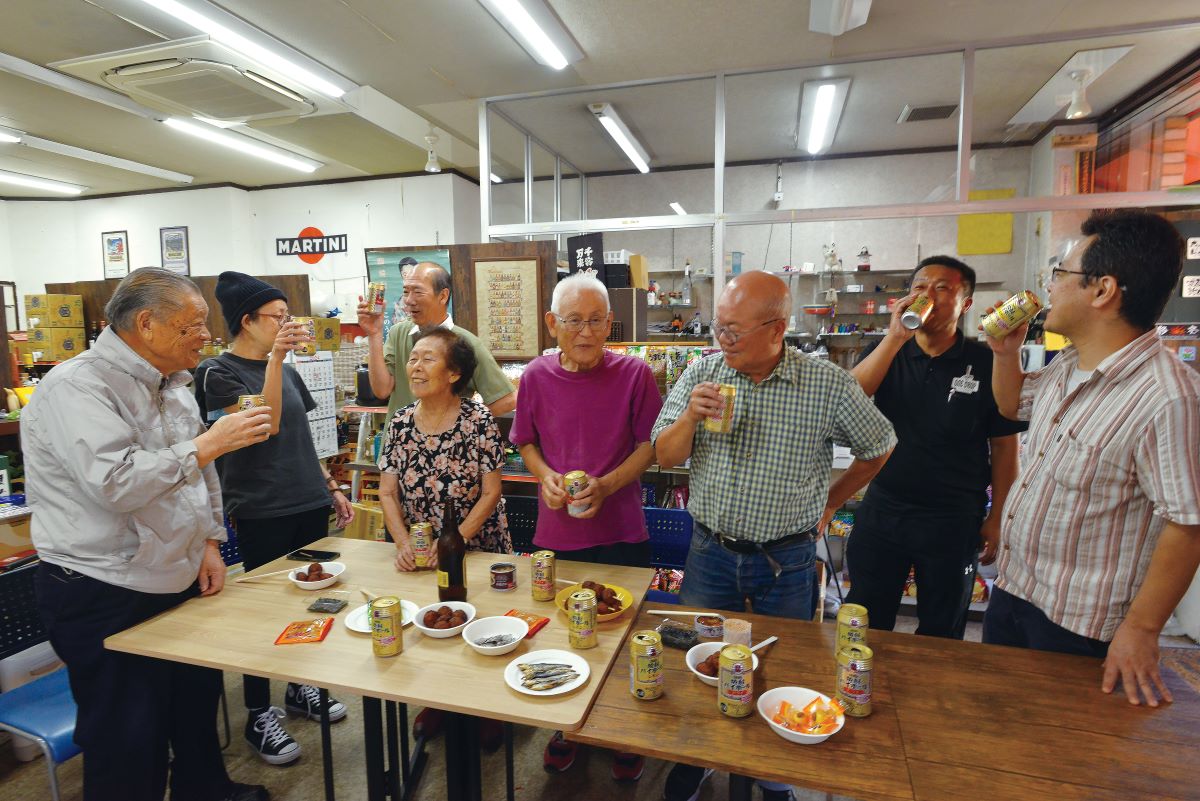 近隣の住民、観光客などさまざまな客が一緒になって寛ぐ店内