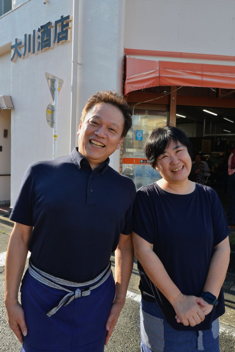 大川酒店３代目店主の譽師さんと妻・りえこさん