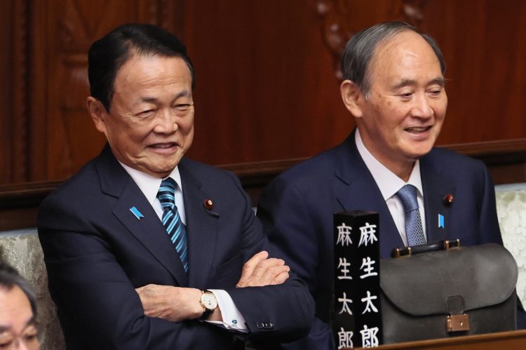 麻生太郎氏（左）、菅義偉・前首相の動向にも注目が集まる（時事通信フォト）