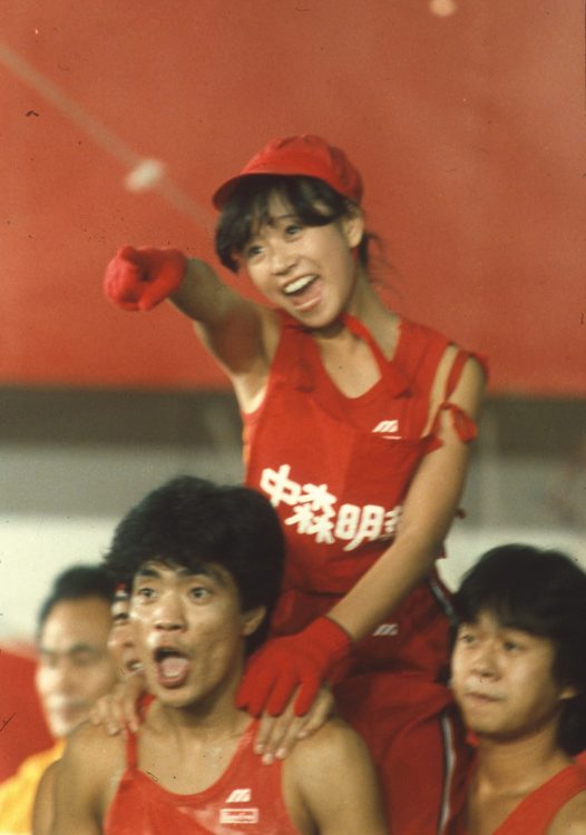 1982年10月『オールスター紅白大運動会』（フジテレビ系）に出演。デビュー4か月後の明菜のハツラツとした笑顔が眩しい（写真／女性セブン）