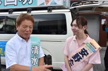 柴又駅前で握手を交わす清水国明氏と安野貴博氏（2024年6月撮影：小川裕夫）