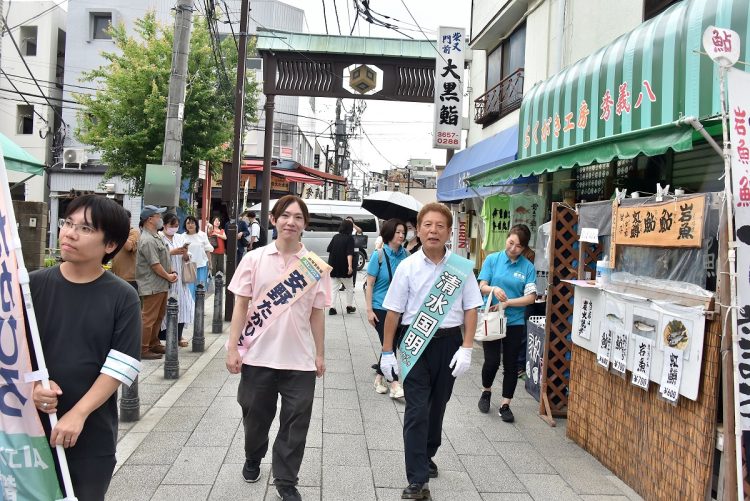 柴又帝釈天の参道を歩いて、支持を訴える清水国明氏と安野貴博氏。見知らぬ人に声をかけるのが不慣れな安野氏のため、清水氏が助け舟を出すことも（2024年6月撮影：小川裕夫）