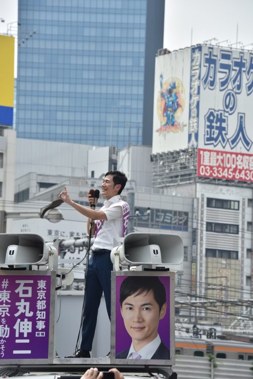 選挙戦最終日、新宿アルタ前で演説する石丸氏（撮影：小川裕夫）