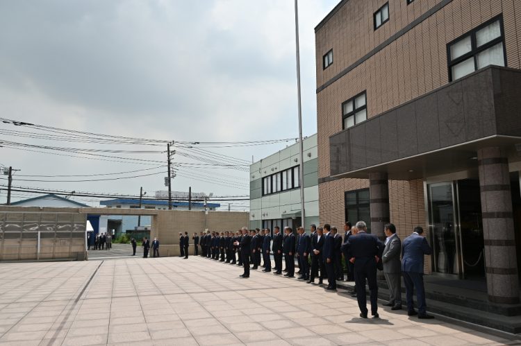 建物の傍に組員が整列