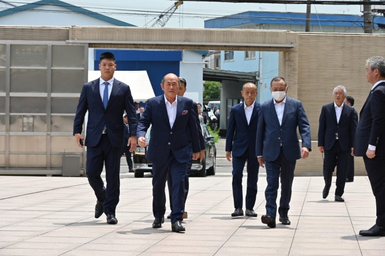 稲川会の貞方留義理事長（左から2人目）