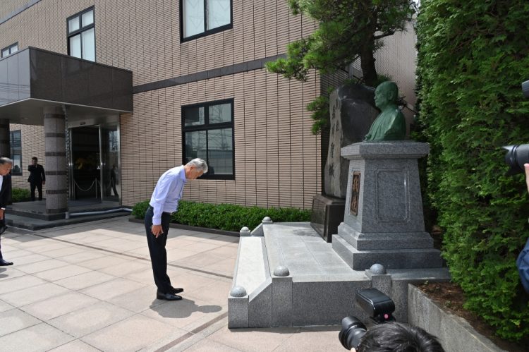 石碑に頭を下げる内堀会長