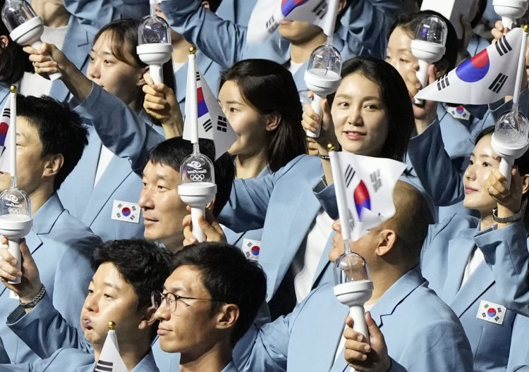 韓国選手団の結団式でさっそく使用されたペンライト（写真／AFLO）