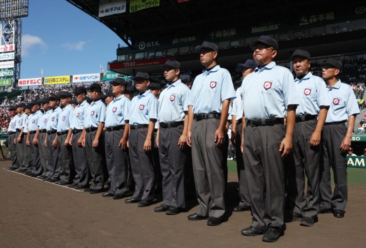 昨年の夏の甲子園大会開会式で、整列する審判団。胸にある「F」マークの意味とは？（時事通信フォト）