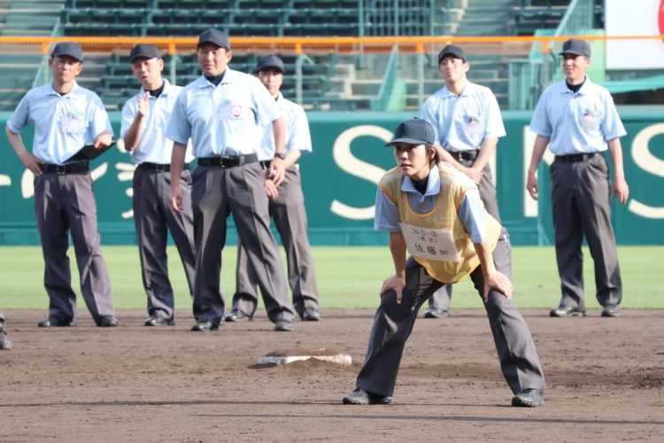 今年4月に甲子園球場で実施された全国審判講習会。女性審判員も参加した（時事通信フォト）