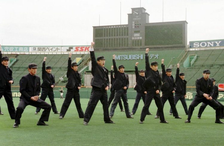 1997年の第70回選抜大会前、甲子園で開かれた審判員の講習会（産経新聞社）