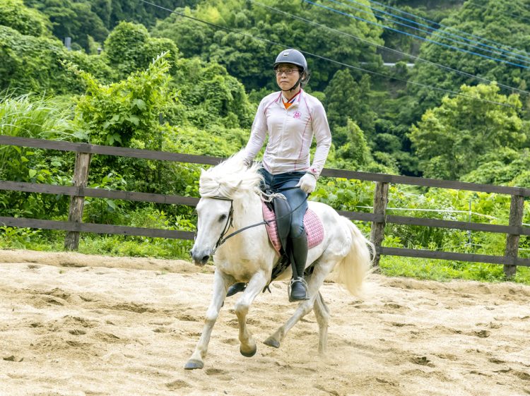 フランス生まれの白馬ユーゴンに乗って。走るとブロンドのたてがみがなびいて美しい。