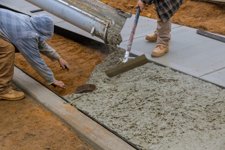 生コンクリートを流し込む作業は予定していた日程を変更しづらい（写真／イメージマート）