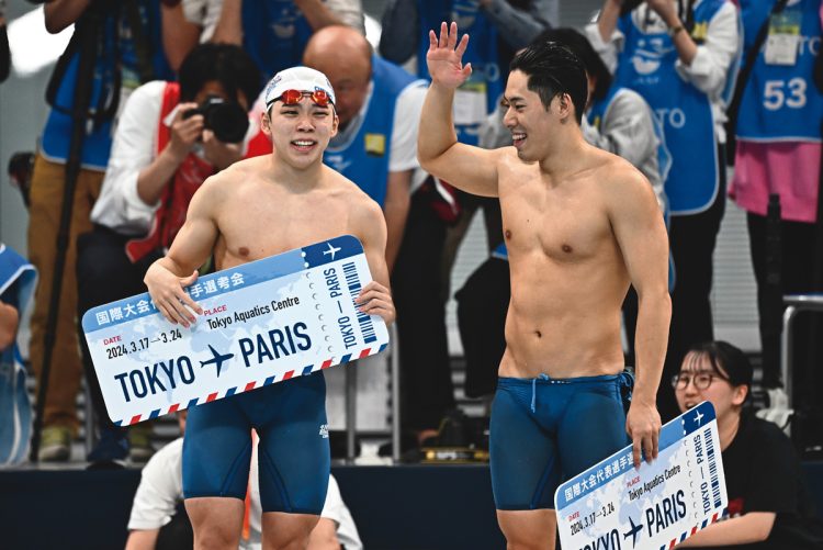 パリ五輪でともに男子200mバタフライに出場する寺門弦輝（左）