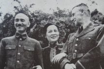 夫・蒋介石（左）と米国スティルウェル中将との間で笑顔を見せる宋美齢夫人（写真／時事通信フォト）