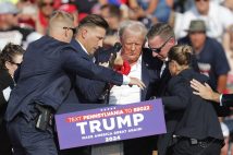 米東部ペンシルベニア州バトラーで、警護官に囲まれるトランプ前大統領（EPA＝時事）