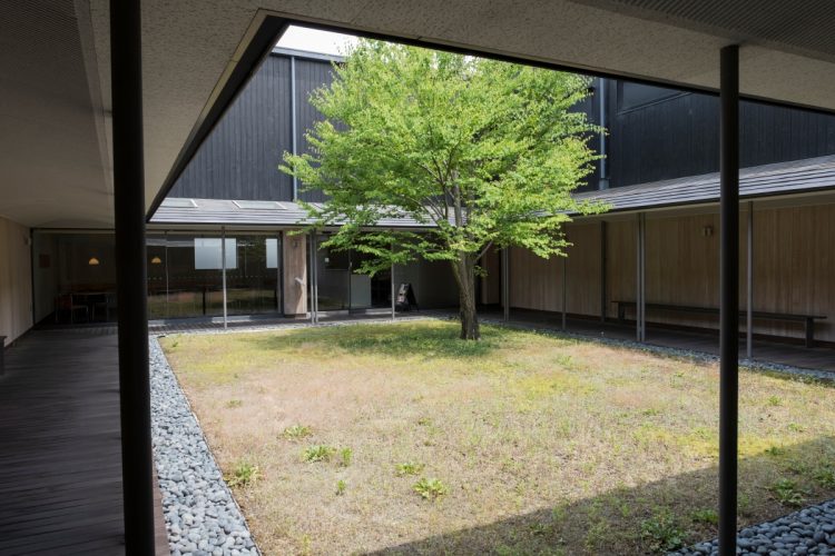 伊丹十三記念館の中庭。建築家の中村好文氏が設計した（撮影／塩原洋）