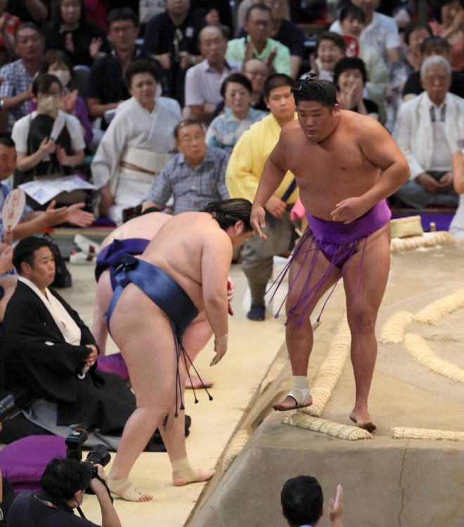 東の花道の着物女性は”錦のママ”などの呼称で知られる