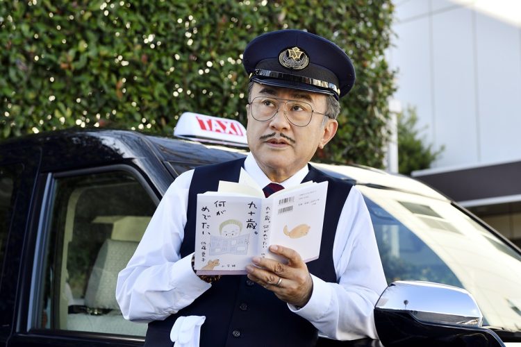 三谷幸喜氏はタクシー運転手役。手には『九十歳。何がめでたい』