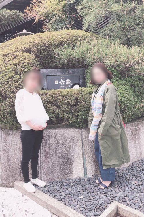 母娘でのツーショット（写真／被害女性の母親提供）