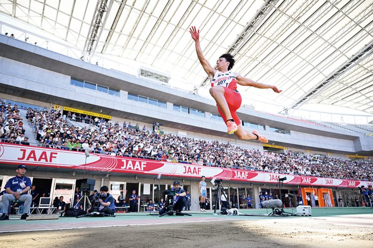 8m台を跳ぶ若手ジャンパー（写真／AFLO）