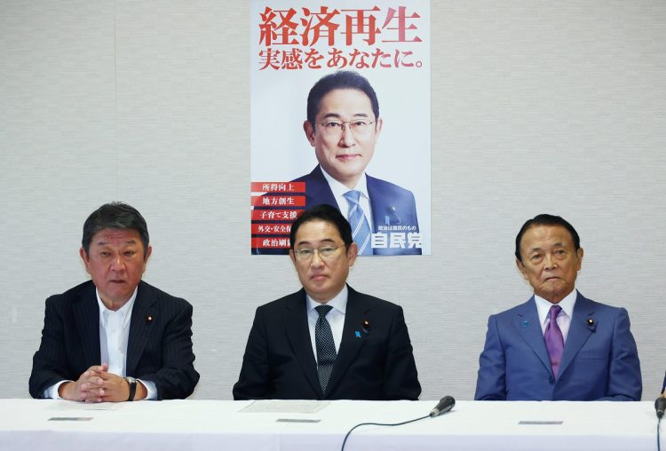 自民党役員会に臨む（左から）茂木敏充幹事長、岸田文雄首相、麻生太郎副総裁。7月23日（時事通信フォト）