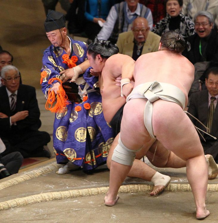 木村庄三郎時代の畠山氏。行司には土俵から転落する危険も伴う（時事通信フォト）