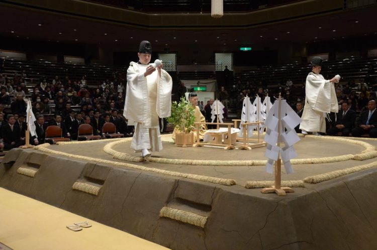 土俵中央で「土俵祭り」の祭主を務める第37代木村庄之助（産経新聞社）