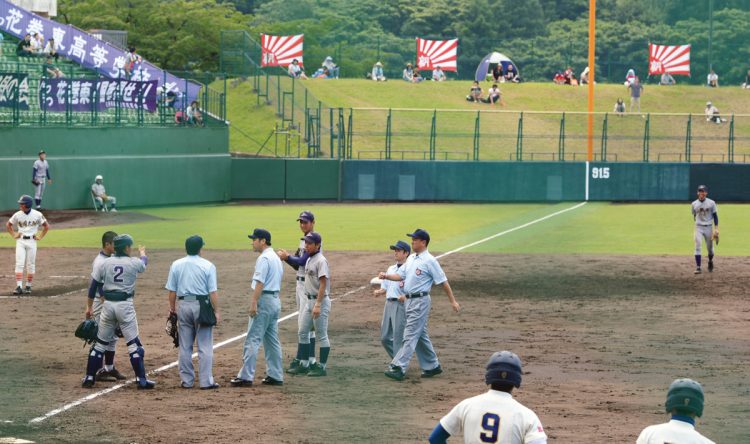 盛岡大附・二橋大地の際どい打球を審判団が協議