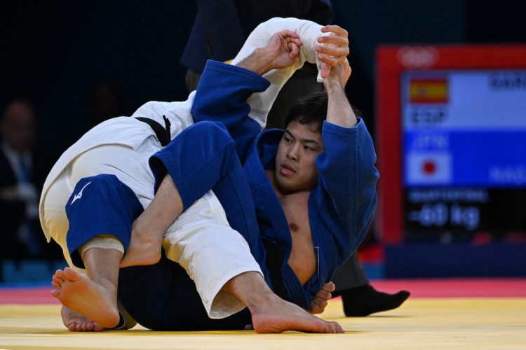 永山が敗れた男子60kg級準々決勝。対戦相手のガルリゴスは審判の「待て」の後も締め技を続けた（時事通信フォト）