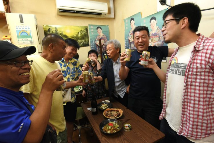 京急蒲田駅前通り商店街の一角にある阪口酒店は、連日大賑わいだ