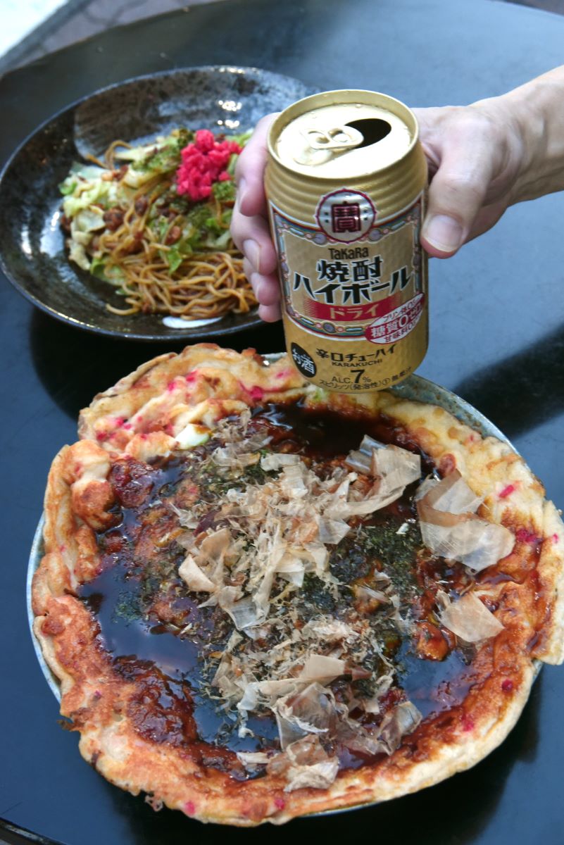 ソースが香る店内で名物料理を味わう客らの手には「焼酎ハイボール」