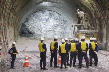 巨費を注ぎ込む工事が続いている（北海道新幹線のトンネル工事の様子／写真＝共同通信社）