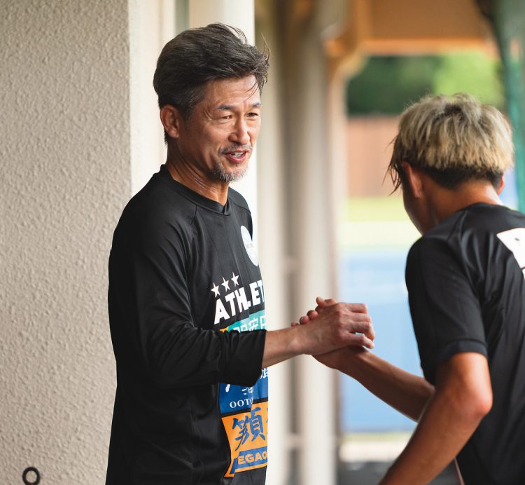 試合前、出場選手を鼓舞する現役のレジェンド