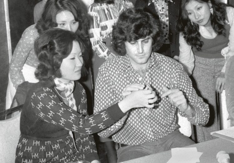 1974年にユリ・ゲラーは来日。滞在2日目、東京・赤坂プリンスホテルで開かれた記者会見にはマスコミ関係者が殺到